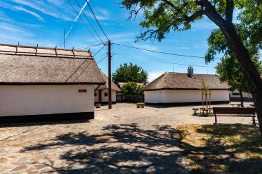 MEZOKOVESD, HUNGARY - 22 Haziran 2022: HADAS açık hava müzesi. Geleneksel matyo evi.