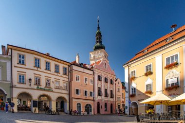 MIKULOV, CZECH Cumhuriyet - EPTEMBER 07; 2023: Güney Moravya Mikulov şehrinde sokak,.