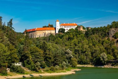 BITOV, CZECH REPUBLIC - SEPTEMBER 08; 2023: Vranov nad Dyji kasabası yakınlarındaki Vranov barajının üzerindeki Gotik ve Rönesans şatosu Bitov.