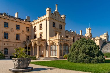 LEDNICE, CZECH REPUBLIC - 07 Eylül 2023: güneşli yaz gününde Lednice Şatosu. Lednice-Valtice Manzarası, Güney Moravya Bölgesi.