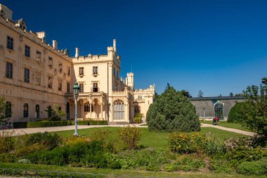 LEDNICE, CZECH REPUBLIC - 07 Eylül 2023: güneşli yaz gününde Lednice Şatosu. Lednice-Valtice Manzarası, Güney Moravya Bölgesi.