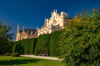 LEDNICE, CZECH REPUBLIC - 07 Eylül 2023: güneşli yaz gününde Lednice Şatosu. Lednice-Valtice Manzarası, Güney Moravya Bölgesi.