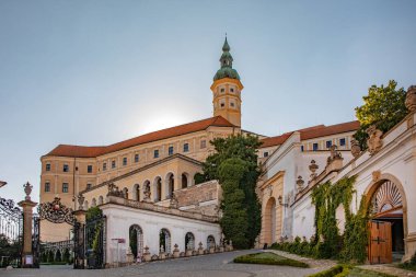 MIKULOV, CZECH Cumhuriyet - EPTEMBER 07; 2023: Mikulov Şatosu, Güney Moravya kalesi.