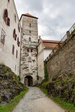 BITOV, CZECH REPUBLIC - SEPTEMBER 03; 2023: Gotik ve Rönesans şatosu Bitov Vranov barajının üzerinde, Vranov nad Dyji kasabası yakınlarında.
