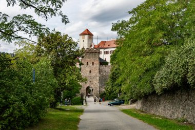 BITOV, CZECH REPUBLIC - SEPTEMBER 03; 2023: Gotik ve Rönesans şatosu Bitov Vranov barajının üzerinde, Vranov nad Dyji kasabası yakınlarında.