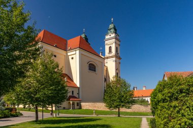 VALTICE, CZECH REPUBLIC - EYLÜL 07, 2023: The Rönesans ve Barok Kilisesi.