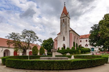 BITOV, CZECH REPUBLIC - SEPTEMBER 03; 2023: Gotik ve Rönesans şatosu Bitov Vranov barajının üzerinde, Vranov nad Dyji kasabası yakınlarında.