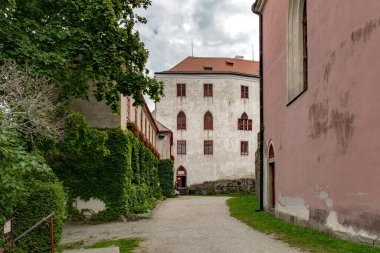 BITOV, CZECH REPUBLIC - SEPTEMBER 03; 2023: Gotik ve Rönesans şatosu Bitov Vranov barajının üzerinde, Vranov nad Dyji kasabası yakınlarında.