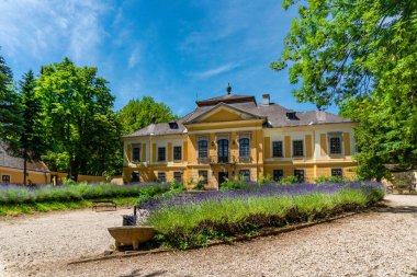 NOSZVAJ, HUNGARY - 22 Haziran 2022: De la Motte Konağı Barok stilinde inşa edildi.