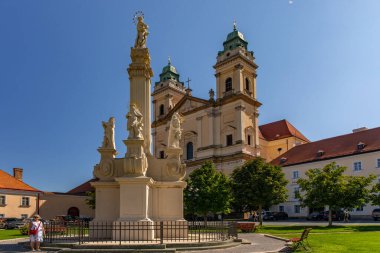 VALTICE, CZECH REPUBLIC - EYLÜL 07, 2023: The Rönesans ve Barok Kilisesi.