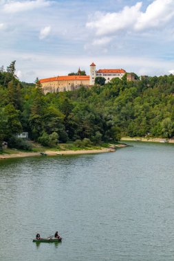 BITOV, CZECH REPUBLIC - SEPTEMBER 08; 2023: Zeletavka Nehri üzerindeki GGotik ve Rönesans kalesi Bitov.