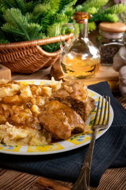 Soslu domuz pirzolası, lahana turşusu ve patates..