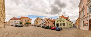 ZNOJMO, CZECH Cumhuriyet - Eylül 04; 2023: Tarihi Znojmo kasabasının tarihi merkezi. Şehir merkezinde..