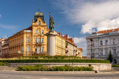 ZNOJMO, CZECH Cumhuriyet - Eylül 04; 2023: Tarihi Znojmo kasabasının tarihi merkezi. Socha Rudoarmjce, Znojmo 'da.
