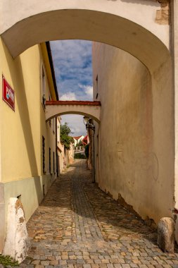 ZNOJMO, CZECH Cumhuriyet - Eylül 04; 2023: Tarihi Znojmo kasabasının tarihi merkezi. Şehir merkezinde..