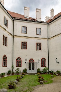 BITOV, CZECH REPUBLIC - SEPTEMBER 03; 2023: Gotik ve Rönesans şatosu Bitov Vranov barajının üzerinde, Vranov nad Dyji kasabası yakınlarında.