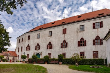BITOV, CZECH REPUBLIC - SEPTEMBER 03; 2023: Gotik ve Rönesans şatosu Bitov Vranov barajının üzerinde, Vranov nad Dyji kasabası yakınlarında.