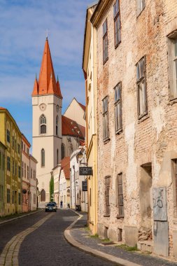 ZNOJMO, CZECH Cumhuriyet - Eylül 04; 2023: Tarihi Znojmo kasabasının tarihi merkezi. Şehir merkezinde..