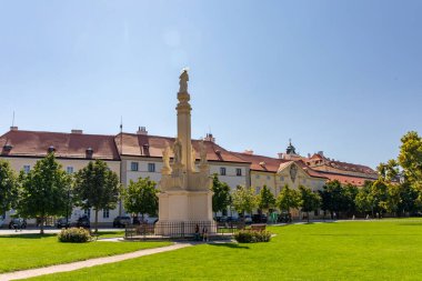 VALTICE, CZECH REPUBLIC - Eylül 07, 2023: Rönesans ve Marian sütunları şehir meydanında.