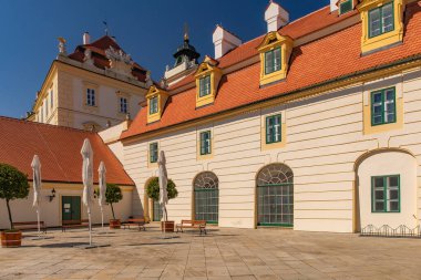 VALTICE, CZECH Cumhuriyet - EYLÜL 07, 2023: Barok Şatosu Valtice, Lednice-Valtice Kültürel Peyzaj.