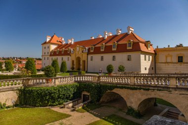 VALTICE, CZECH Cumhuriyet - EYLÜL 07, 2023: Barok Şatosu Valtice, Lednice-Valtice Kültürel Peyzaj.