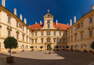 VALTICE, CZECH Cumhuriyet - EYLÜL 07, 2023: Barok Şatosu Valtice, Lednice-Valtice Kültürel Peyzaj.