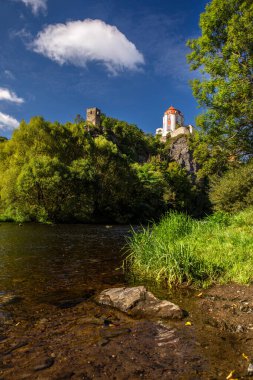 Vranov nad Dyji, CZECH REPUBLIC - SEPTEMBER 04; 2023: Çek Cumhuriyeti 'nin Moravya bölgesindeki barok kale. Büyük kayalar üzerine inşa edilmiş güzel kalenin manzarası..