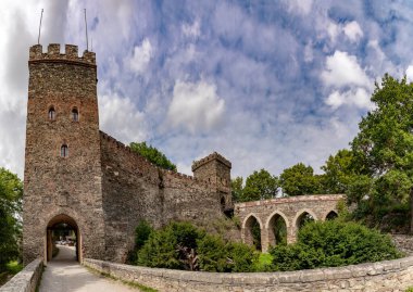 BITOV, CZECH REPUBLIC - SEPTEMBER 03; 2023: Gotik ve Rönesans şatosu Bitov Vranov barajının üzerinde, Vranov nad Dyji kasabası yakınlarında.