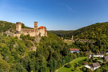 HARDEGG, AUSTRIA - EYLÜL 05, 2023: Thayatal Vadisi 'ndeki Hardegg Kalesi.