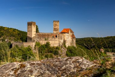 HARDEGG, AUSTRIA - EYLÜL 05, 2023: Thayatal Vadisi 'ndeki Hardegg Kalesi.