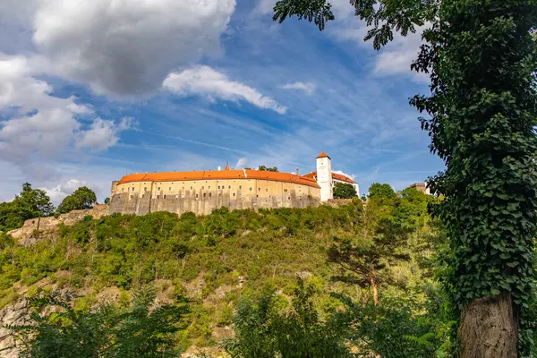 BITOV, CZECH REPUBLIC - SEPTEMBER 08; 2023: Zeletavka Nehri üzerindeki GGotik ve Rönesans kalesi Bitov.