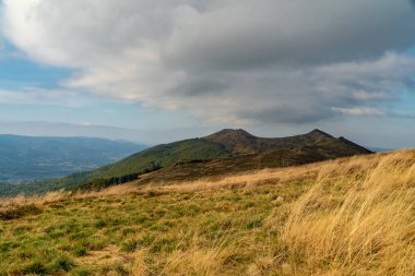 Sonbahar dağ manzarası. Polonina Wetlinska Bieszczady Dağları, Polonya.