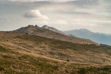 Sonbahar dağ manzarası. Polonina Wetlinska Bieszczady Dağları, Polonya.