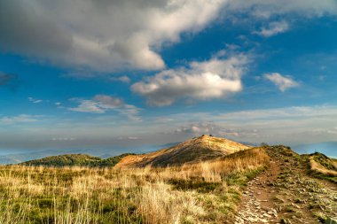 Sonbahar dağ manzarası. Polonina Wetlinska Bieszczady Dağları, Polonya.