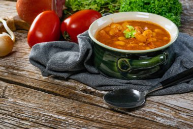 Fırında fasulye ve domates sosu kaselerde servis edilir..