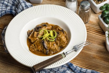 Dolması Lahana yaprakları kıyma ve mantar soslu pilav.