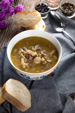 Tavuk midesi ve sebzeden yapılmış sıcak işkembe çorbası..