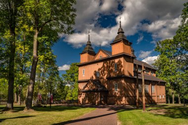 NAREW, POLAND - 16 Eylül 2022: Narew köyü, Podlasie bölgesindeki Aziz Stanislaus Katolik Kilisesi.