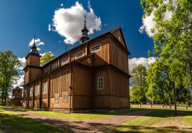 NAREW, POLAND - 16 Eylül 2022: Narew köyü, Podlasie bölgesindeki Aziz Stanislaus Katolik Kilisesi.