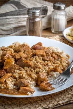 Arpa, haşlanmış et ve lahana ile servis edilir.