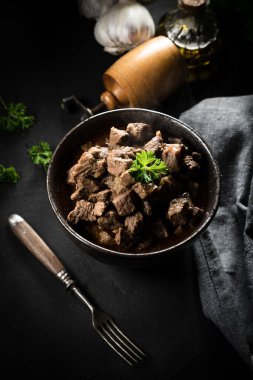 Kasede sığır güveci. Koyu ışık.