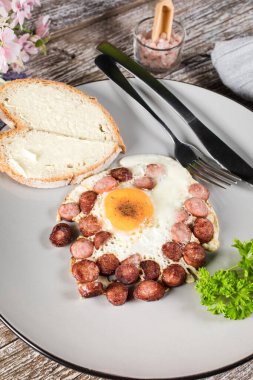 Kızarmış yumurta ve doğranmış sosis. Sığ alan derinliği.