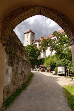 BITOV, CZECH REPUBLIC - SEPTEMBER 03; 2023: Gotik ve Rönesans şatosu Bitov Vranov barajının üzerinde, Vranov nad Dyji kasabası yakınlarında.