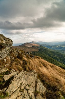 Sonbahar dağ manzarası. Polonina Wetlinska Bieszczady Dağları, Polonya.