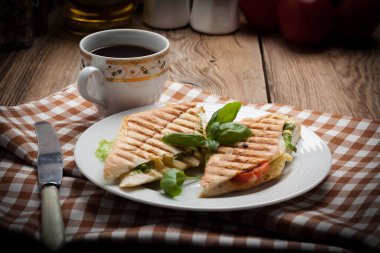 Peynir, marul ve domates ile kızarmış tost sandviç. Seçici odak.