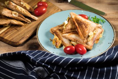 Tabakta kızarmış peynirli sandviç. Sığ alan derinliği.