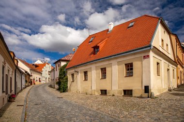 ZNOJMO, CZECH Cumhuriyet - Eylül 04; 2023: Tarihi Znojmo kasabasının tarihi merkezi. Şehir merkezinde..