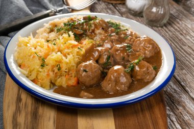 Mantar soslu kıymalı köfte, haşlanmış bulgur ile servis edilir..