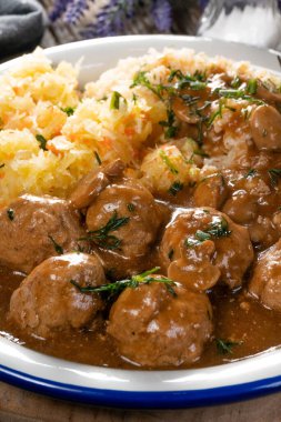 Mantar soslu kıymalı köfte, haşlanmış bulgur ile servis edilir..