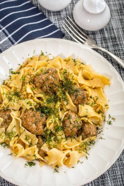 Domuz eti köfte ve dereotu soslu tagliatelle makarna. Seçici odak.